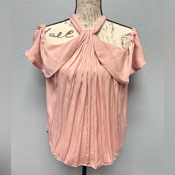Luxe Deluxe NWT Look Twice Cold Shoulder Ruffle Top in Blush Size 2 - Picture 2 of 12
